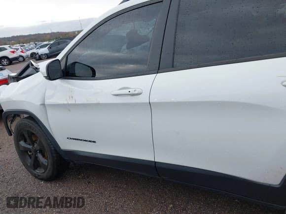 ✅ 2016 Jeep Cherokee Latitude • VIN: 1C4PJMCSXGW214243 • Lot: 40850362. Listed on IAAI with 96,240 mi. Free auction sales archive from the USA and detailed vehicle history report at DreamBid. Image 14.