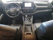 ✅ 2020 Toyota Highlander Hybrid XLE • VIN: 5TDGBRCH7LS511351 • Lot: 71827255. Listed on Copart with 67,669 mi. Free auction sales archive from the USA and detailed vehicle history report at DreamBid. Image 8.