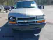 2000 Chevrolet Blazer LS z VIN 1GNCS13W2Y2355000, wystawiony jako IAAI lot #41853380 z przebiegiem 275 732 mil mil oraz . Historia ofert i sprzedaży dostępna na DreamBid. Obrazek 12.