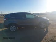 ✅ 2017 Ford Escape SE • VIN: 1FMCU9GDXHUC46133 • Lot: 43537875. Wystawiony na IAAI z przebiegiem 159 996 mil. Bezpłatny archiwum sprzedaży aukcyjnych z USA i szczegółowy raport historii pojazdu na DreamBid. Zdjęcie 13.