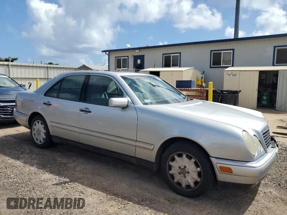 ✅ 1997 Mercedes-Benz E 320 • VIN: WDBJF55F9VA330720 • Lot: 54450025. Wystawiony na Copart z przebiegiem 83 528 mil. Bezpłatny archiwum sprzedaży aukcyjnych z USA i szczegółowy raport historii pojazdu na DreamBid. Zdjęcie 4.