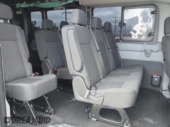 ✅ 2018 Ford Transit XL • VIN: 1FBZX2CG0JKA09945 • Lot: 42260073. Wystawiony na IAAI z przebiegiem 60 838 mil. Bezpłatny archiwum sprzedaży aukcyjnych z USA i szczegółowy raport historii pojazdu na DreamBid. Zdjęcie 8.