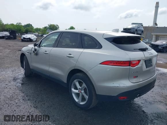 ✅ 2017 Jaguar F-Pace 35t Premium • VIN: SADCJ2BV6HA881652 • Lot: 42230479. Wystawiony na IAAI z przebiegiem 83 721 mil. Bezpłatny archiwum sprzedaży aukcyjnych z USA i szczegółowy raport historii pojazdu na DreamBid. Zdjęcie 3.