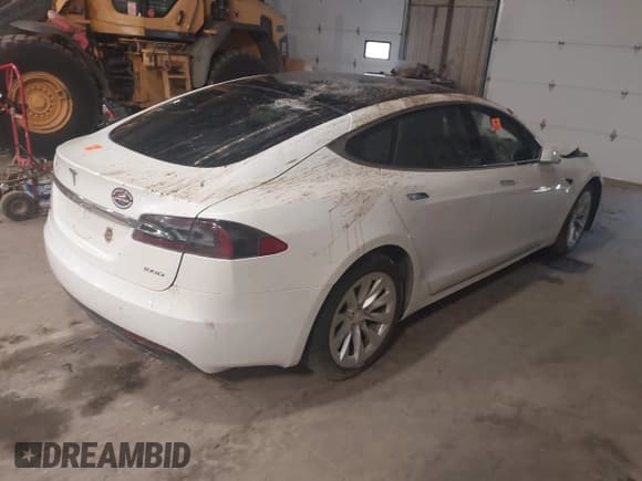 ✅ 2018 Tesla Model S 75D • VIN: 5YJSA1E22JF293103 • Лот: 42562311. Опубликован ранее на IAAI с пробегом Не указан. Бесплатный доступ к архиву аукционных продаж из США и подробный отчёт об истории автомобиля на DreamBid. Изображение 4.