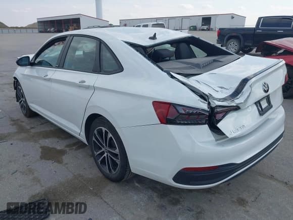 ✅ 2024 Volkswagen Jetta Sport • VIN: 3VWBM7BU0RM050006 • Лот: 43464571. Опубликован ранее на IAAI с пробегом 32 345 миль. Бесплатный доступ к архиву аукционных продаж из США и подробный отчёт об истории автомобиля на DreamBid. Изображение 3.
