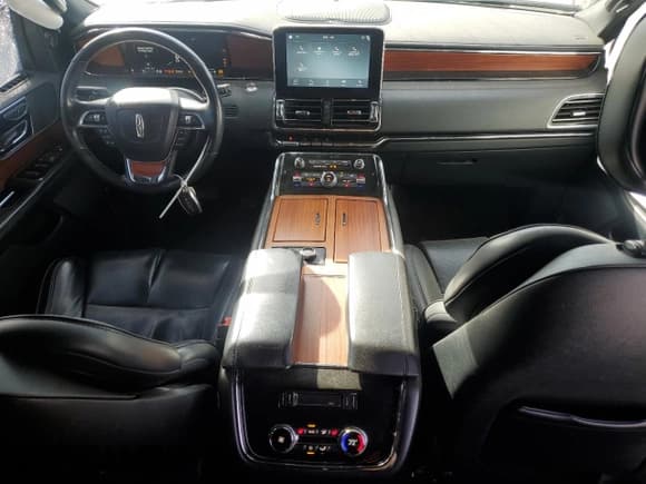 ✅ 2019 Lincoln Navigator Select • VIN: 5LMJJ3HT9KEL12298 • Lot: 78926244. Wystawiony na Copart z przebiegiem 105 216 mil. Bezpłatny archiwum sprzedaży aukcyjnych z USA i szczegółowy raport historii pojazdu na DreamBid. Zdjęcie 8.