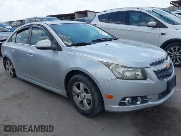 2012 Chevrolet Cruze 1LT z VIN 1G1PF5SC4C7315518, wystawiony jako IAAI lot #43234698 z przebiegiem 123 000 mil mil oraz . Historia ofert i sprzedaży dostępna na DreamBid. Obrazek 1.
