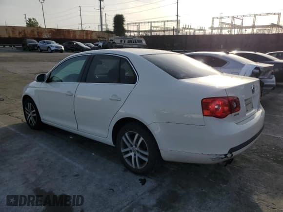 ✅ 2005 Volkswagen Jetta 2.5L • VIN: 3VWSG71K35M641593 • Lot: 45986915. Wystawiony na Copart z przebiegiem 165 264 mil. Bezpłatny archiwum sprzedaży aukcyjnych z USA i szczegółowy raport historii pojazdu na DreamBid. Zdjęcie 2.