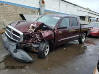 2005 Dodge Dakota ST z VIN 1D7HW28NX5S225511, wystawiony jako Copart lot #64009084 z przebiegiem Nie podano mil oraz Szkoda całkowita • Salvage title. Historia ofert i sprzedaży dostępna na DreamBid. Obrazek 1.