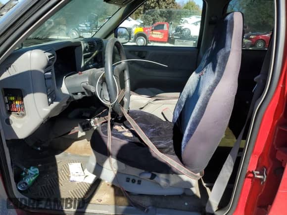 ✅ 1996 Chevrolet Blazer • VIN: 1GNDT13W9T2285134 • Lot: 86460795. Wystawiony na Copart z przebiegiem 262 482 mil. Bezpłatny archiwum sprzedaży aukcyjnych z USA i szczegółowy raport historii pojazdu na DreamBid. Zdjęcie 7.