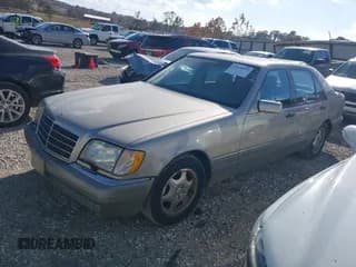 ✅ 1996 Mercedes-Benz S 320 • VIN: WDBGA33E7TA320689 • Лот: 43618933. Опубликован ранее на IAAI с пробегом 215 418 миль. Бесплатный доступ к архиву аукционных продаж из США и подробный отчёт об истории автомобиля на DreamBid. Изображение 2.