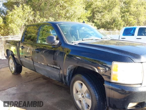 ✅ 2010 Chevrolet Silverado 1500 LT • VIN: 3GCRCSE02AG225245 • Lot: 43597712. Wystawiony na IAAI z przebiegiem 283 273 mil. Bezpłatny archiwum sprzedaży aukcyjnych z USA i szczegółowy raport historii pojazdu na DreamBid. Zdjęcie 6.