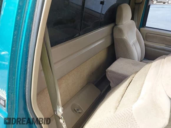 ✅ 1995 GMC Sierra 1500 • VIN: 1GTEC14K9SZ528472 • Lot: 42264927. Wystawiony na IAAI z przebiegiem 108 792 mil. Bezpłatny archiwum sprzedaży aukcyjnych z USA i szczegółowy raport historii pojazdu na DreamBid. Zdjęcie 8.