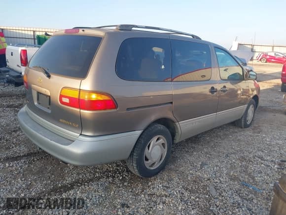 ✅ 1999 Toyota Sienna LE • VIN: 4T3ZF13C0XU138502 • Lot: 43725407. Listed on IAAI with 321,967 mi. Free auction sales archive from the USA and detailed vehicle history report at DreamBid. Image 4.
