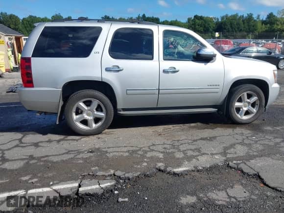 2011 Chevrolet Tahoe LTZ with VIN 1GNSKCE01BR231833, listed as a IAAI auction lot 43053303 with 247,341 mi miles and . Bid and sale history available at DreamBid. Image 13.