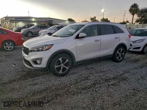 ✅ 2016 Kia Sorento EX • VIN: 5XYPH4A53GG106536 • Lot: 96414205. Listed on Copart with 145,395 mi. Free auction sales archive from the USA and detailed vehicle history report at DreamBid. Image 1.
