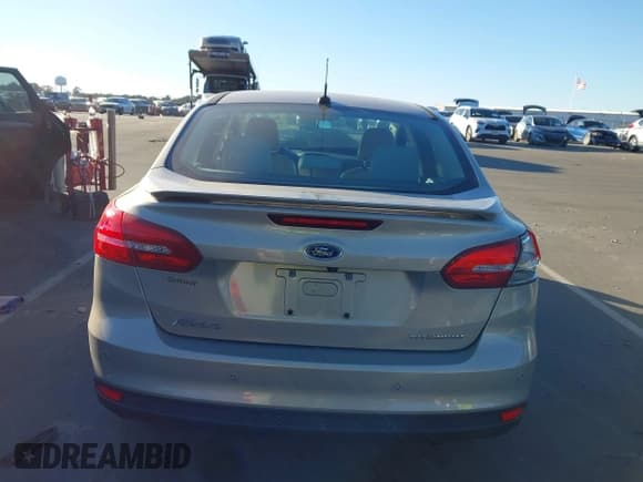 ✅ 2015 Ford Focus Titanium • VIN: 1FADP3J23FL304788 • Lot: 43670437. Wystawiony na IAAI z przebiegiem 155 474 mil. Bezpłatny archiwum sprzedaży aukcyjnych z USA i szczegółowy raport historii pojazdu na DreamBid. Zdjęcie 16.