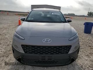 ✅ 2023 Hyundai Kona SE • VIN: KM8K22AB6PU040550 • Лот: 56192564. Опубликован ранее на Copart с пробегом 21 479 миль. Бесплатный доступ к архиву аукционных продаж из США и подробный отчёт об истории автомобиля на DreamBid. Изображение 5.