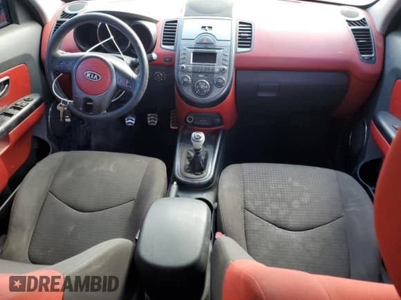 ✅ 2010 Kia Soul + • VIN: KNDJT2A24A7098577 • Lot: 86460165. Wystawiony na Copart z przebiegiem 187 310 mil. Bezpłatny archiwum sprzedaży aukcyjnych z USA i szczegółowy raport historii pojazdu na DreamBid. Zdjęcie 8.