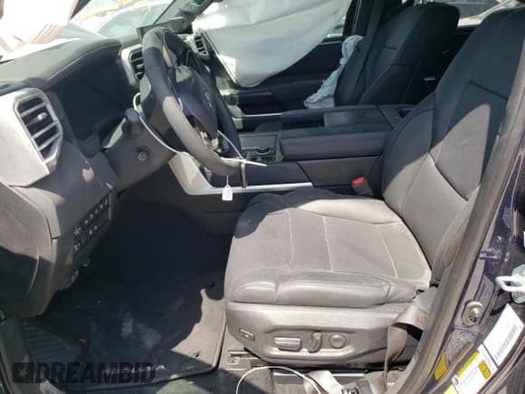 ✅ 2023 Toyota Sequoia SR5 • VIN: 7SVAAABA0PX006028 • Лот: 61586243. Опубликован ранее на Copart с пробегом 7 595 миль. Бесплатный доступ к архиву аукционных продаж из США и подробный отчёт об истории автомобиля на DreamBid. Изображение 7.