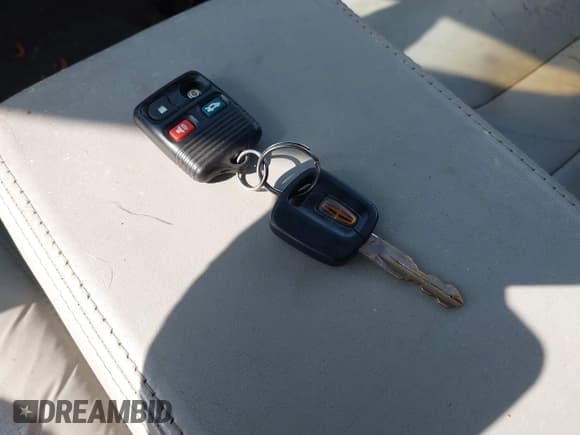 ✅ 1998 Lincoln Town Car Signature • VIN: 1LNFM82W8WY688852 • Lot: 42365729. Listed on IAAI with 194,232 mi. Free auction sales archive from the USA and detailed vehicle history report at DreamBid. Image 11.