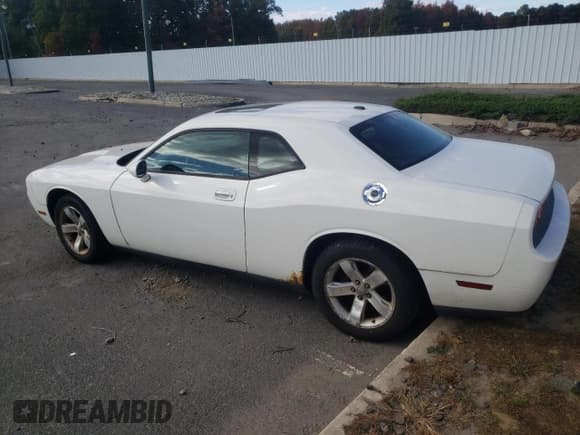 ✅ 2009 Dodge Challenger SE • VIN: 2B3LJ44V99H507724 • Lot: 76607684. Listed on Copart with 191,958 mi. Free auction sales archive from the USA and detailed vehicle history report at DreamBid. Image 2.