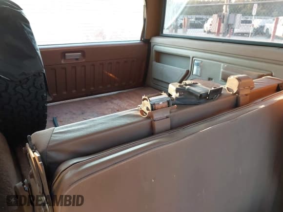 ✅ 1988 Ford Bronco • VIN: 1FMEU15H8JLA85616 • Lot: 43234714. Listed on IAAI with 39,586 mi. Free auction sales archive from the USA and detailed vehicle history report at DreamBid. Image 8.