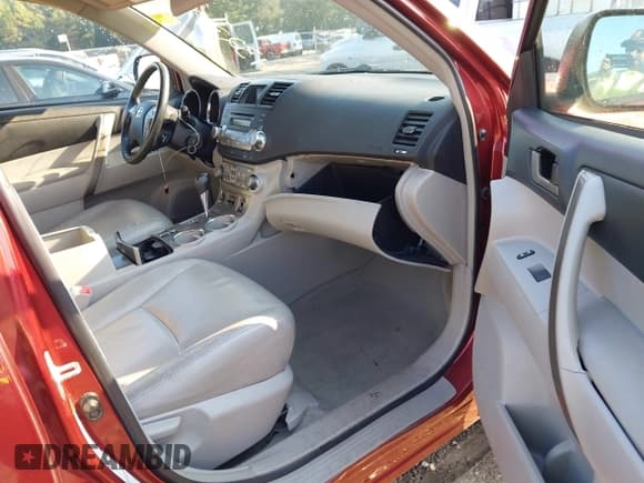 ✅ 2010 Toyota Highlander SE • VIN: 5TDJK3EH3AS034236 • Lot: 43237754. Listed on IAAI with 210,978 mi. Free auction sales archive from the USA and detailed vehicle history report at DreamBid. Image 5.