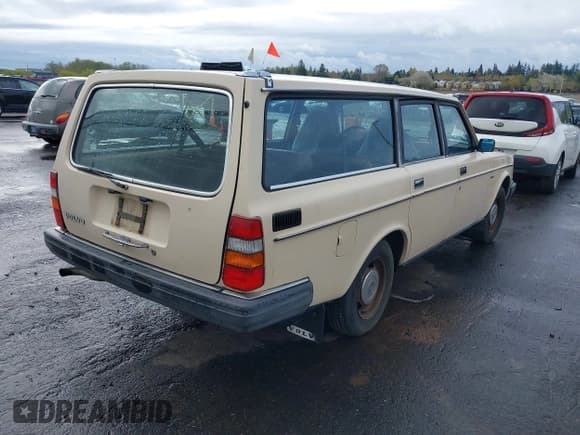 ✅ 1983 Volvo 240 DL • VIN: YV1AX8855D1498415 • Lot: 41965083. Wystawiony na IAAI z przebiegiem 312 606 mil. Bezpłatny archiwum sprzedaży aukcyjnych z USA i szczegółowy raport historii pojazdu na DreamBid. Zdjęcie 4.