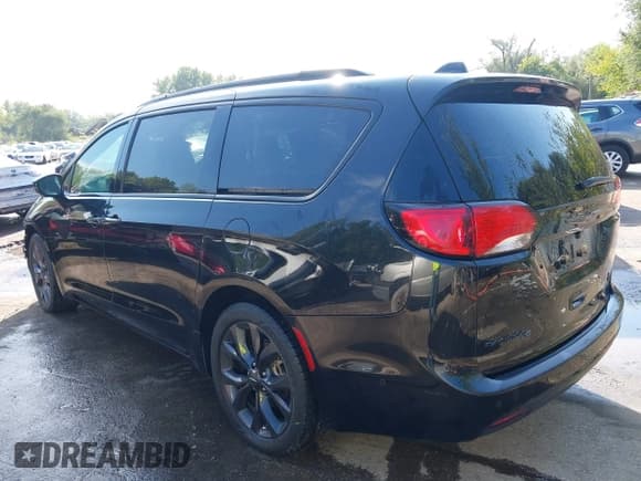 ✅ 2019 Chrysler Pacifica Limited • VIN: 2C4RC1GG1KR525620 • Lot: 43304010. Listed on IAAI with 105,945 mi. Free auction sales archive from the USA and detailed vehicle history report at DreamBid. Image 3.
