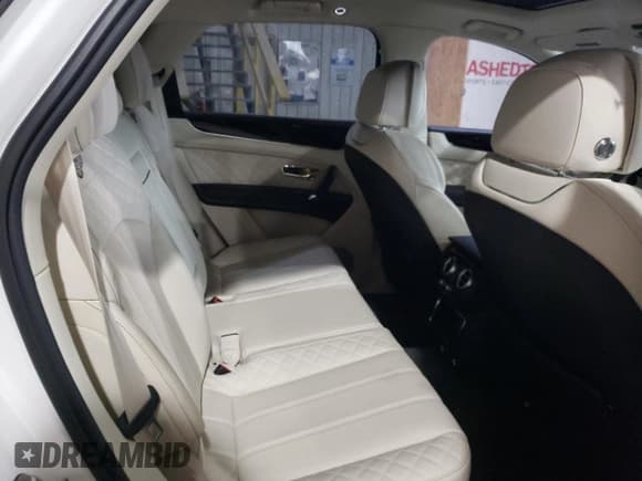 ✅ 2018 Bentley Bentayga Signature • VIN: SJAAC2ZVXJC019209 • Лот: 46196814. Опубликован ранее на Copart с пробегом 11 865 миль. Бесплатный доступ к архиву аукционных продаж из США и подробный отчёт об истории автомобиля на DreamBid. Изображение 10.