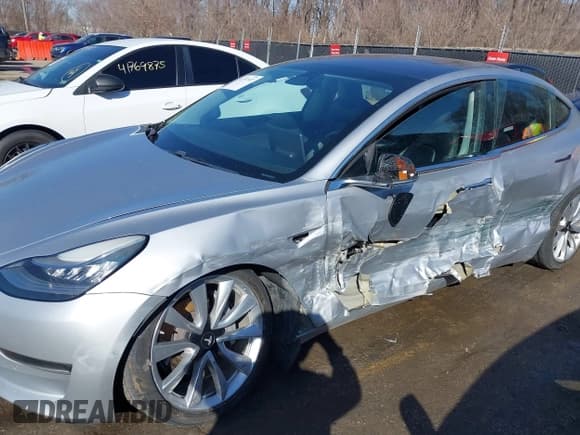 ✅ 2018 Tesla Model 3 Long Range Battery • VIN: 5YJ3E1EB3JF117007 • Lot: 41753572. Wystawiony na IAAI z przebiegiem 82 444 mil. Bezpłatny archiwum sprzedaży aukcyjnych z USA i szczegółowy raport historii pojazdu na DreamBid. Zdjęcie 6.