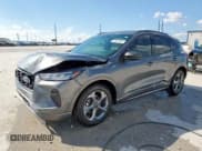 ✅ 2024 Ford Escape ST-Line • VIN: 1FMCU0MN4RUA15724 • Lot: 82097495. Wystawiony na Copart z przebiegiem 39 917 mil. Bezpłatny archiwum sprzedaży aukcyjnych z USA i szczegółowy raport historii pojazdu na DreamBid. Zdjęcie 1.