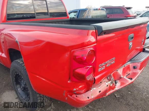 ✅ 2008 Dodge Dakota SLT • VIN: 1D7HW48N28S507657 • Lot: 43570001. Wystawiony na IAAI z przebiegiem 112 784 mil mil. Skorzystaj z bezpłatnego archiwum sprzedaży aukcyjnych z USA i zobacz szczegółowy raport historii pojazdu na DreamBid. Zdjęcie 6.