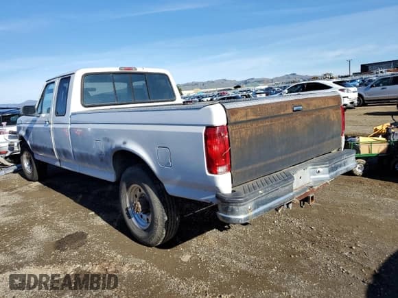 ✅ 1997 Ford F-250 • VIN: 1FTHX25F5VED07651 • Lot: 87223024. Wystawiony na Copart z przebiegiem 221 981 mil. Bezpłatny archiwum sprzedaży aukcyjnych z USA i szczegółowy raport historii pojazdu na DreamBid. Zdjęcie 2.