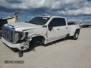 ✅ 2024 GMC Sierra 3500HD Denali • VIN: 1GT49WEY1RF413824 • Lot: 44865395. Wystawiony na Copart z przebiegiem 10 337 mil. Bezpłatny archiwum sprzedaży aukcyjnych z USA i szczegółowy raport historii pojazdu na DreamBid. Zdjęcie 1.