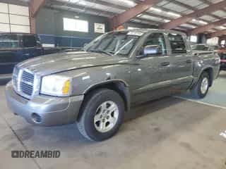 2006 Dodge Dakota SLT z VIN 1D7HW48N26S619341, wystawiony jako Copart lot #70210794 z przebiegiem 81 671 mil mil oraz Czysty tytuł • Clean title. Historia ofert i sprzedaży dostępna na DreamBid. Obrazek 1.
