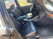 ✅ 1988 Mercedes-Benz 420 SEL • VIN: WDBCA35D0JA410718 • Lot: 70032655. Wystawiony na Copart z przebiegiem 141 003 mil. Bezpłatny archiwum sprzedaży aukcyjnych z USA i szczegółowy raport historii pojazdu na DreamBid. Zdjęcie 5.