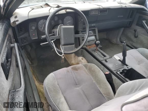 ✅ 1986 Chevrolet Camaro • VIN: 1G1FP87S7GN128298 • Lot: 72808224. Wystawiony na Copart z przebiegiem 75 789 mil. Bezpłatny archiwum sprzedaży aukcyjnych z USA i szczegółowy raport historii pojazdu na DreamBid. Zdjęcie 8.