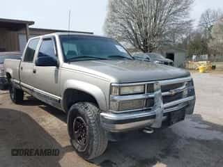 1999 Chevrolet Silverado 2500 z VIN 1GCGK23J0XF098303, wystawiony jako IAAI lot #41799472 z przebiegiem 219 728 mil mil oraz . Historia ofert i sprzedaży dostępna na DreamBid. Obrazek 1.