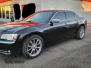 ✅ 2014 Chrysler 300 C John Varvatos Limited Edition • VIN: 2C3CCAJT7EH125524 • Lot: 81104444. Wystawiony na Copart z przebiegiem 80 467 mil. Bezpłatny archiwum sprzedaży aukcyjnych z USA i szczegółowy raport historii pojazdu na DreamBid. Zdjęcie 2.
