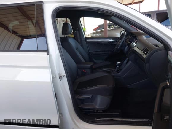 ✅ 2024 Volkswagen Tiguan SE R-Line Black • VIN: 3VVCB7AX2RM064886 • Lot: 43263058. Wystawiony na IAAI z przebiegiem 31 912 mil. Bezpłatny archiwum sprzedaży aukcyjnych z USA i szczegółowy raport historii pojazdu na DreamBid. Zdjęcie 5.