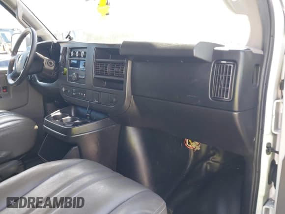 ✅ 2018 Chevrolet Express Cargo • VIN: 1GCWGAFP6J1304221 • Lot: 43060353. Wystawiony na IAAI z przebiegiem 204 808 mil. Bezpłatny archiwum sprzedaży aukcyjnych z USA i szczegółowy raport historii pojazdu na DreamBid. Zdjęcie 5.