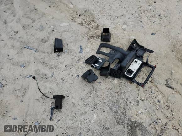 2004 Dodge 1500 SLT z VIN 1D7HA18N14S672882, wystawiony jako Copart lot #73353814 z przebiegiem 131 622 mil mil oraz Szkoda całkowita • Salvage title. Historia ofert i sprzedaży dostępna na DreamBid. Obrazek 14.