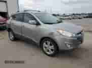 2013 Hyundai Tucson GLS z VIN KM8JU3AC6DU653140, wystawiony jako Copart lot #56669105 z przebiegiem 162 901 mil mil oraz Szkoda całkowita • Salvage title. Historia ofert i sprzedaży dostępna na DreamBid. Obrazek 4.