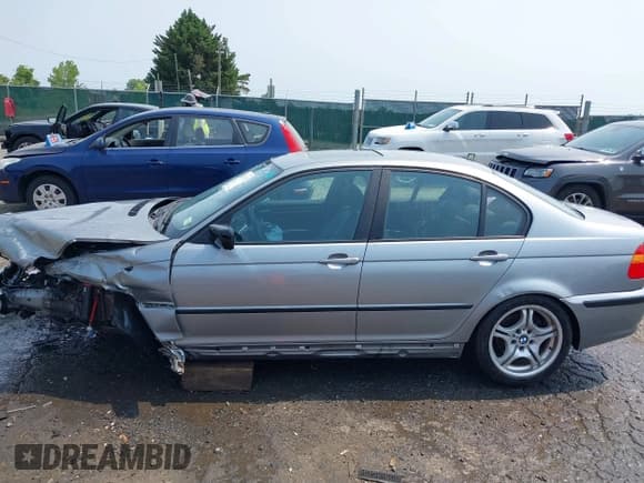 ✅ 2004 BMW 3 Series 325i • VIN: WBAET37484NJ83466 • Lot: 42409512. Listed on IAAI with 98,955 mi. Free auction sales archive from the USA and detailed vehicle history report at DreamBid. Image 15.