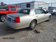 ✅ 2009 Lincoln Town Car Signature Limited • VIN: 2LNHM82V39X619538 • Lot: 43689688. Listed on IAAI with 196,708 mi. Free auction sales archive from the USA and detailed vehicle history report at DreamBid. Image 4.