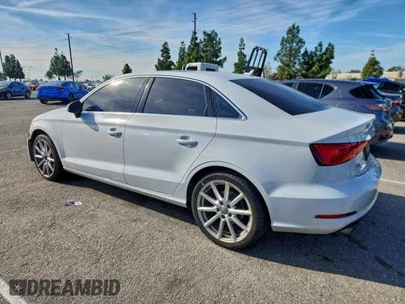 ✅ 2015 Audi A3 Premium • VIN: WAUACGFF8F1002286 • Lot: 93831885. Wystawiony na Copart z przebiegiem 92 398 mil. Bezpłatny archiwum sprzedaży aukcyjnych z USA i szczegółowy raport historii pojazdu na DreamBid. Zdjęcie 2.