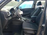 ✅ 2024 Hyundai Venue SEL • VIN: KMHRC8A37RU284833 • Lot: 77650624. Wystawiony na Copart z przebiegiem 8 727 mil. Bezpłatny archiwum sprzedaży aukcyjnych z USA i szczegółowy raport historii pojazdu na DreamBid. Zdjęcie 7.