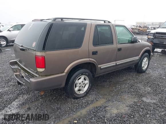 2000 Chevrolet Blazer LT with VIN 1GNDT13W1YK162399, listed as a IAAI auction lot 41461888 with 152,028 mi miles and . Bid and sale history available at DreamBid. Image 4.